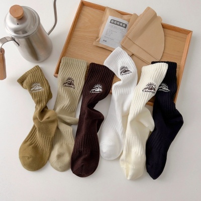 春秋复古港风ins潮韩版运动中筒男女袜露营雪山个性百搭黑白长袜