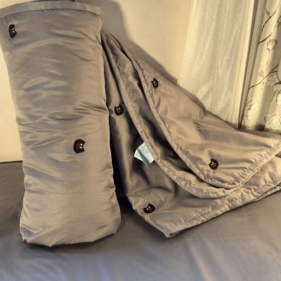 夏季冰丝灰色小猪刺绣款夏被四件套可水洗空调被丝滑凉感夏被单人