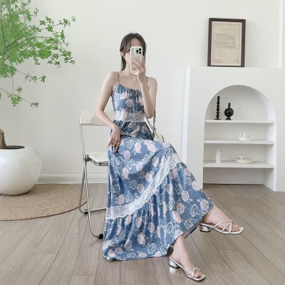 2025法式古着设计感小众蕾丝收腰吊带海边度假蓝色碎花长裙子