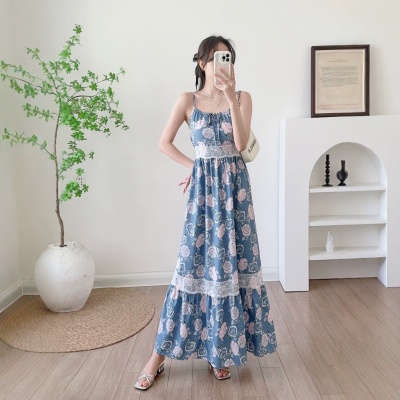 2025法式古着设计感小众蕾丝收腰吊带海边度假蓝色碎花长裙子
