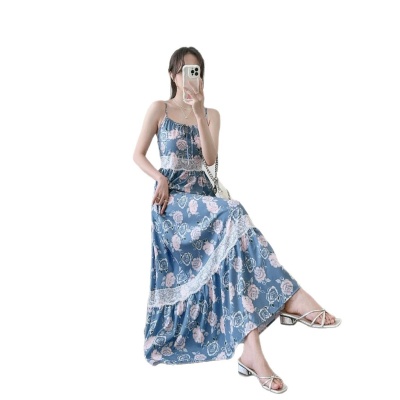 2025法式古着设计感小众蕾丝收腰吊带海边度假蓝色碎花长裙子